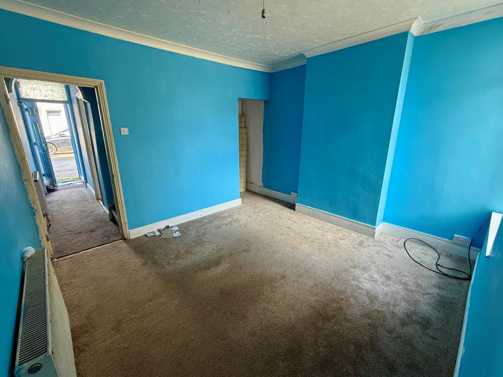 Lot: 97 - MID-TERRACE HOUSE FOR IMPROVEMENT - Dining room